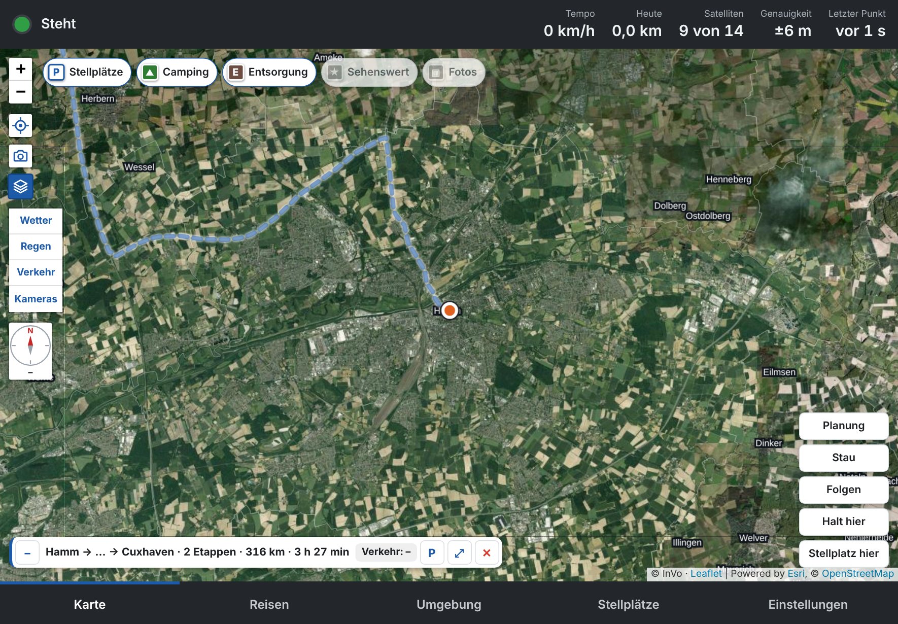 Derselbe Ausschnitt als Satellitenbild mit Namen aus der Offline-Karte; die Taste links ist blau